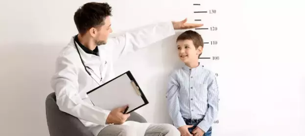 ما أسباب تأخر النمو عند الأطفال؟ وكيف يمكن علاجه؟